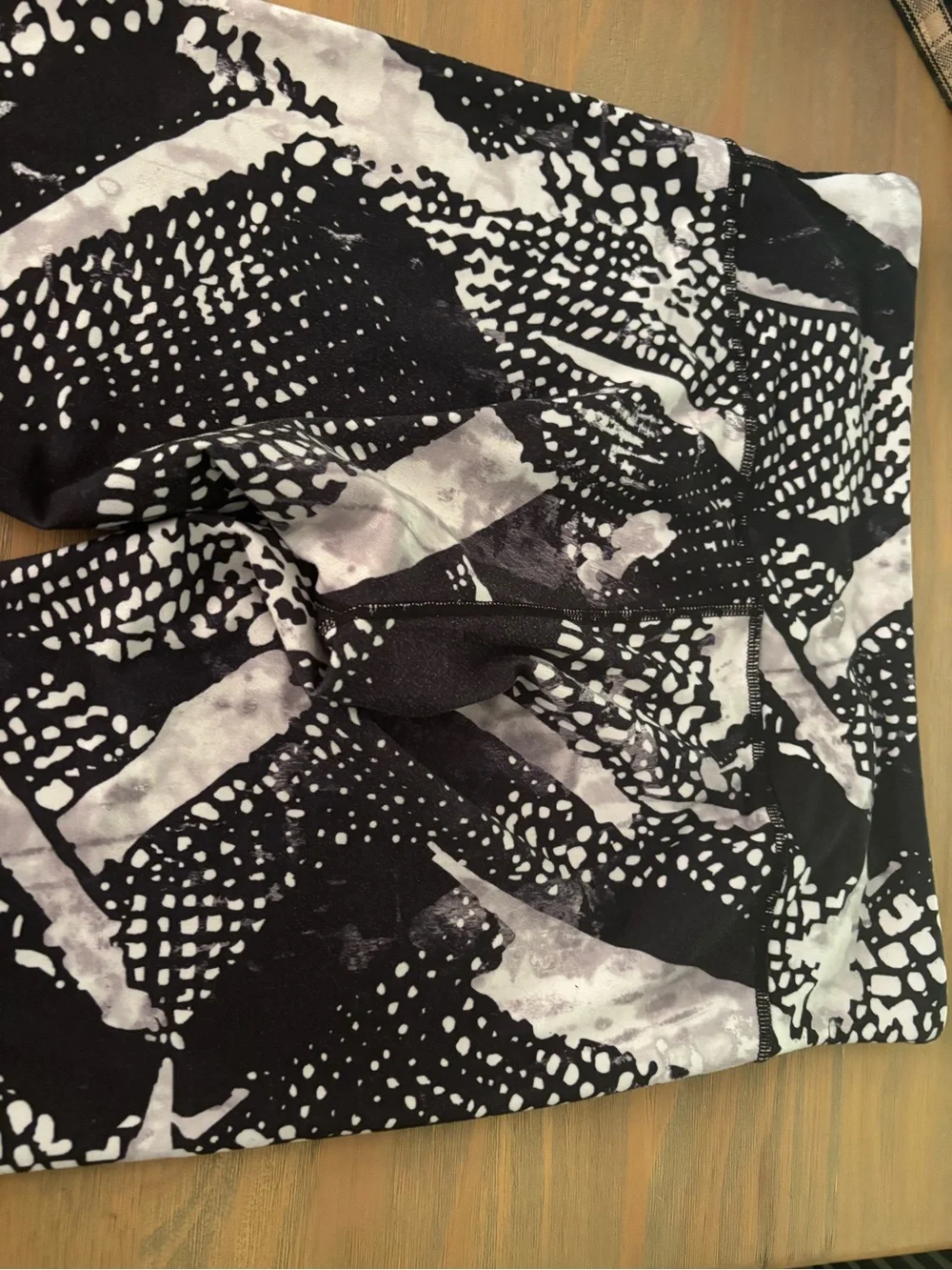 Lululemon Size 10 Black White Abstract Print Cropped Capri Leggings